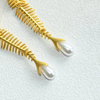 Articulated fish pendant necklace